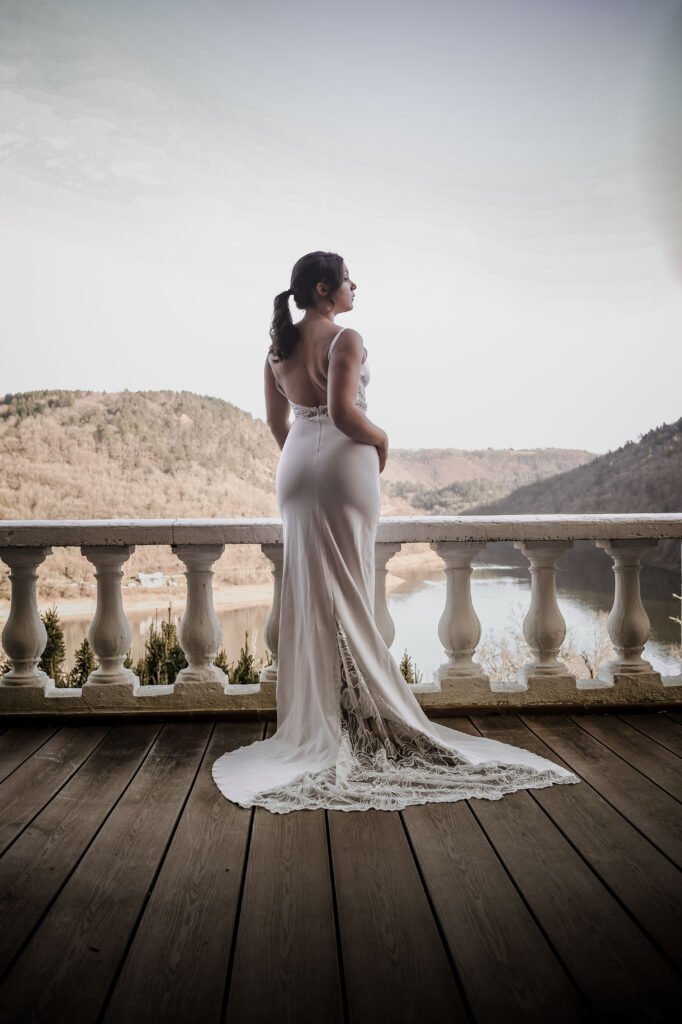 Mariée face au lac en Auvergne | Mariage LensArt Création