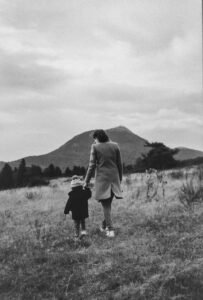 Famille de dos - mere et enfant |LensArtCréation