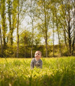 Bébé dans un champs | LensArt Création